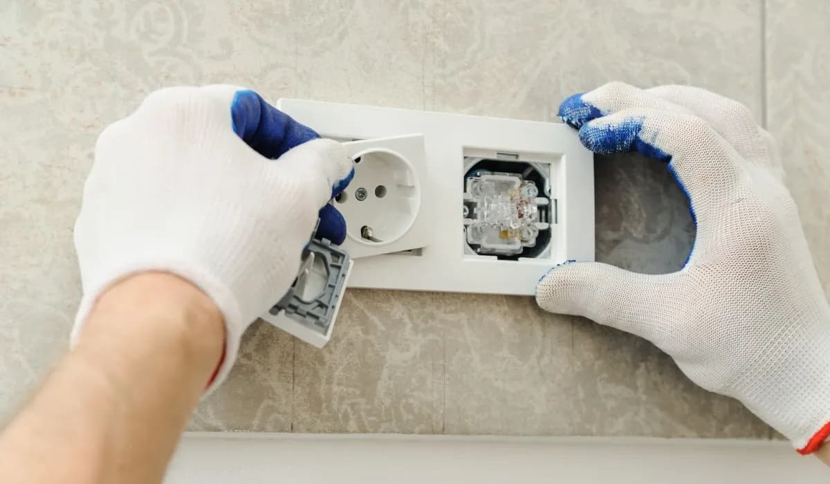 Stopcontacten en schakelaars plaatsen